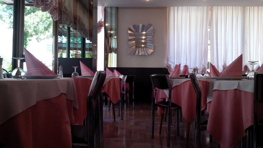 Hotel Trocadero Riccione Esterno foto