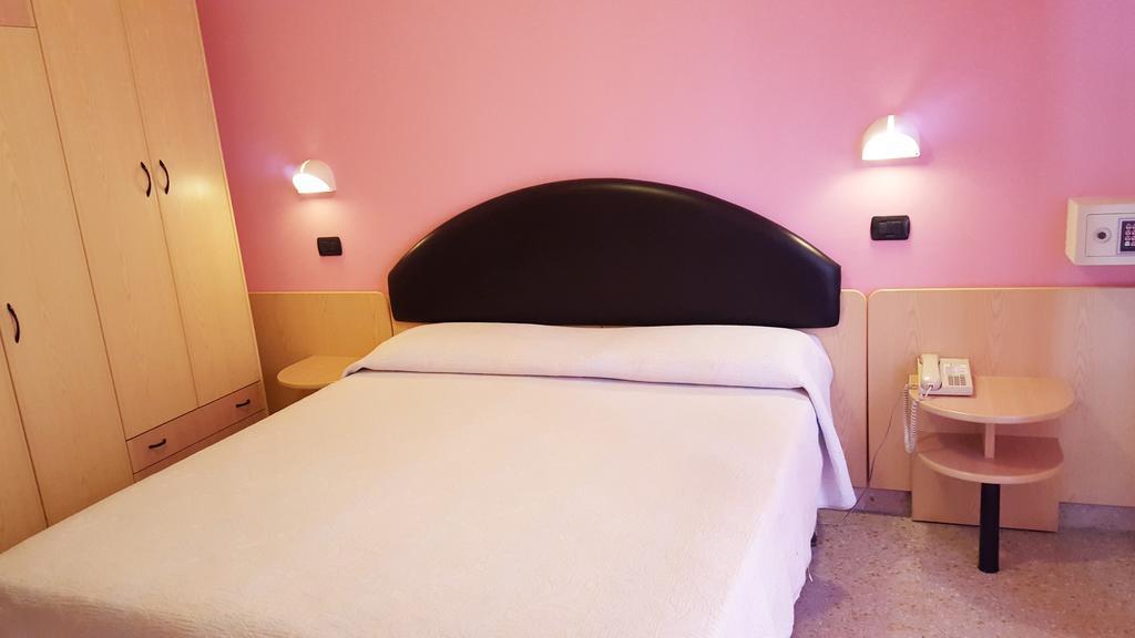 Hotel Trocadero Riccione Esterno foto