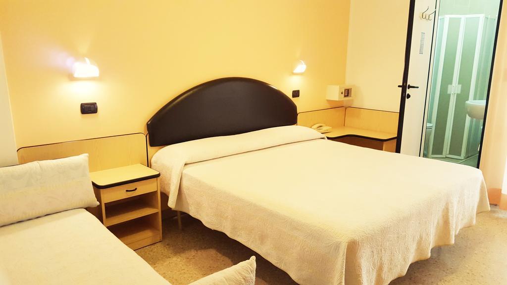 Hotel Trocadero Riccione Esterno foto