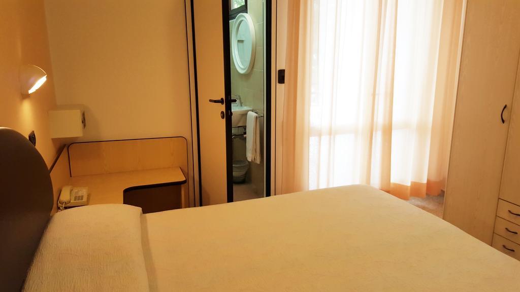 Hotel Trocadero Riccione Esterno foto