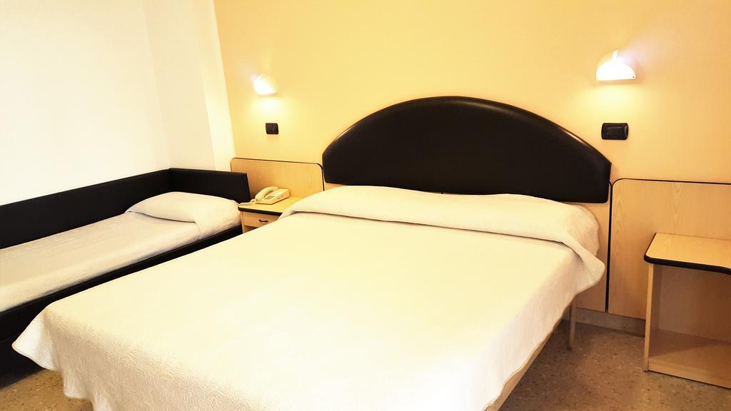 Hotel Trocadero Riccione Esterno foto
