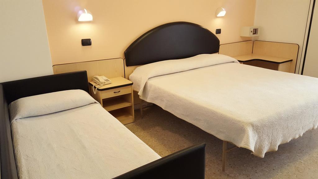 Hotel Trocadero Riccione Esterno foto
