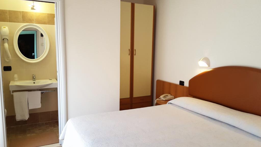 Hotel Trocadero Riccione Esterno foto
