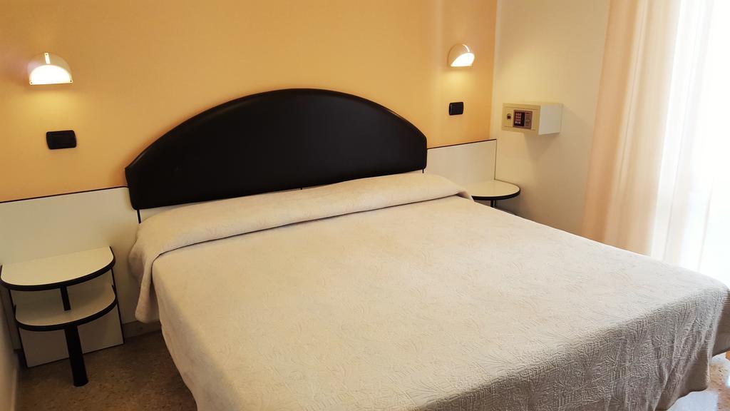 Hotel Trocadero Riccione Esterno foto